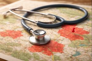 Carte de France des déserts médicaux avec 151 zones rouges ciblées pour une mission de solidarité médicale.