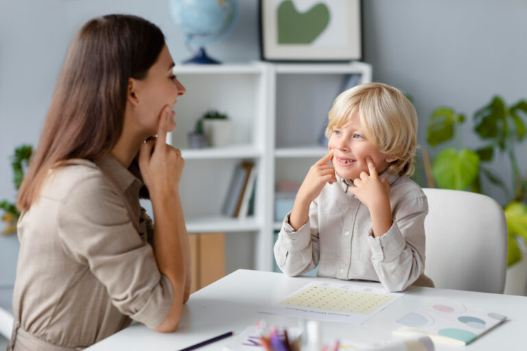 Orthophoniste accompagnant un enfant lors d’exercices d’articulation et de rééducation du langage en cabinet