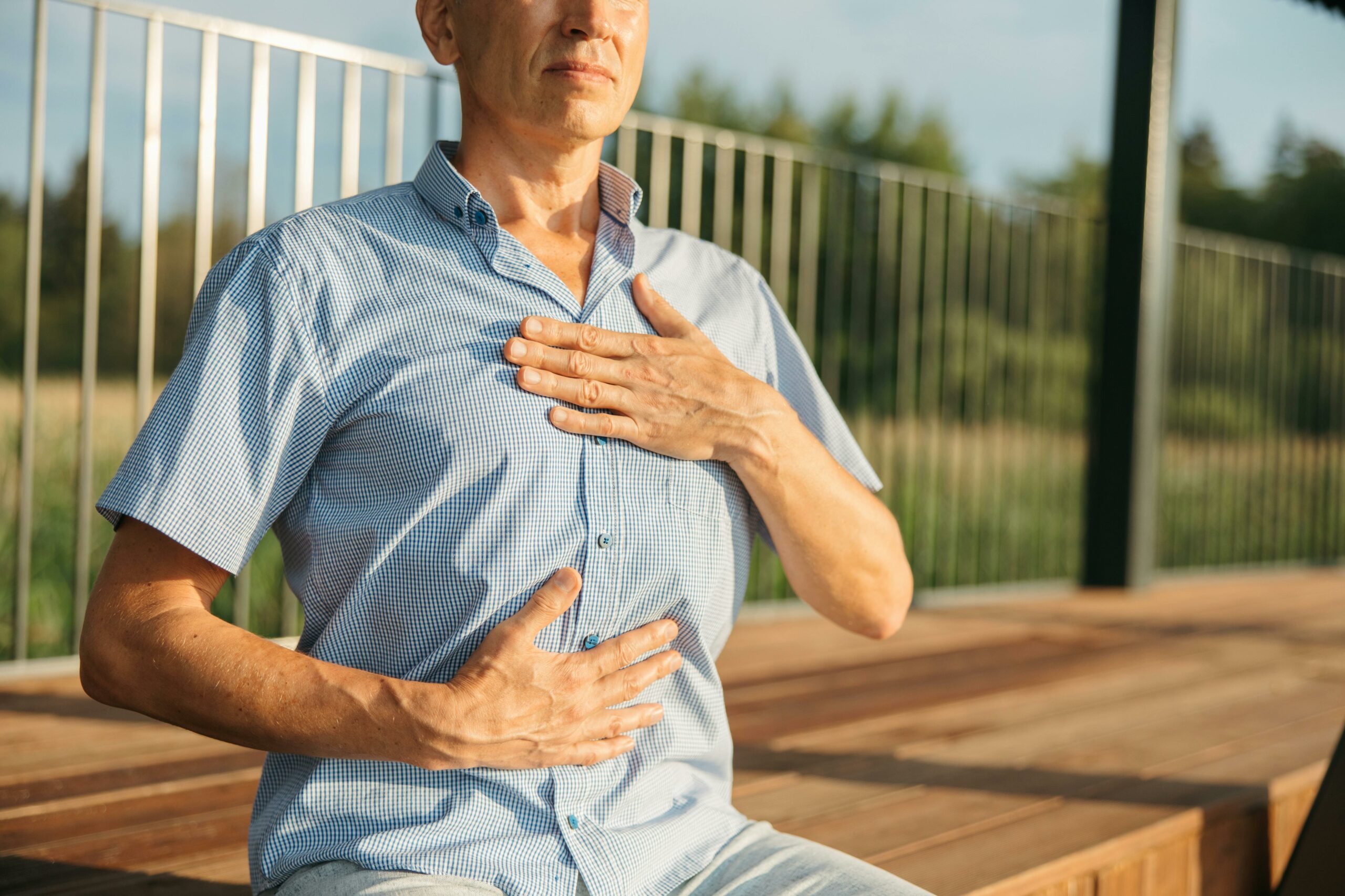 sophrologue en séance de respiration contrôlée pour gestion du stress et bien-être