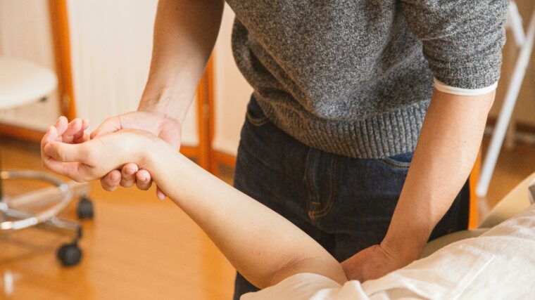 Ostéopathe réalisant une séance de soin manuel dans un cabinet de santé