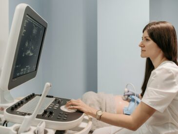 Sage-femme en consultation utilisant un ordinateur dans un cabinet médical moderne