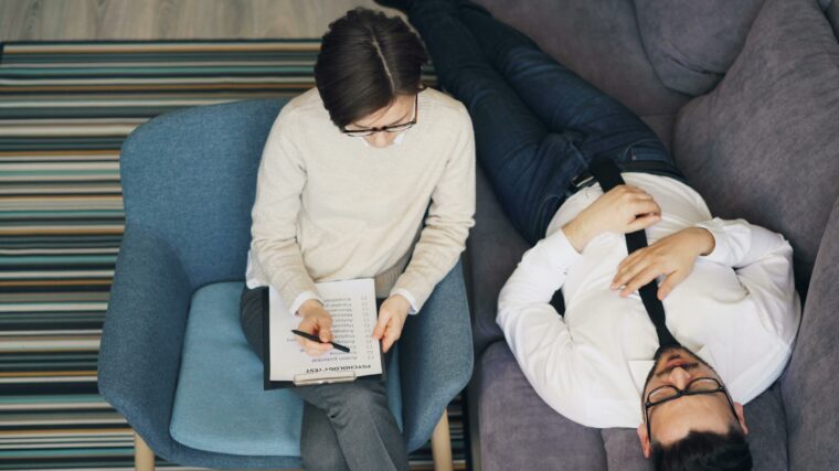 Psychiatre en séance d’écoute avec un patient allongé sur un divan