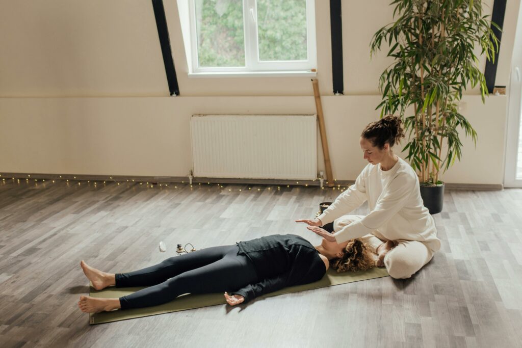 Thérapeute énergétique en séance de relaxation et bien-être