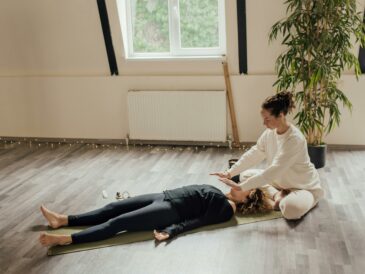 Thérapeute énergétique en séance de relaxation et bien-être