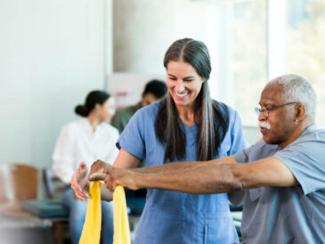 Ergothérapeute accompagnant un patient lors d’exercices de rééducation fonctionnelle