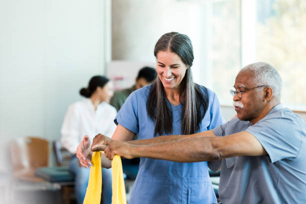Ergothérapeute accompagnant un patient lors d’exercices de rééducation fonctionnelle