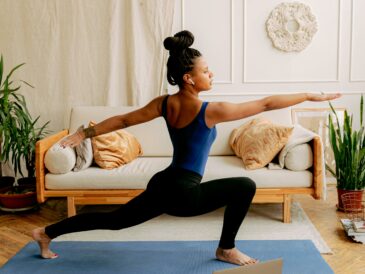 Professeure de yoga réalisant une posture de fente dans un studio de yoga