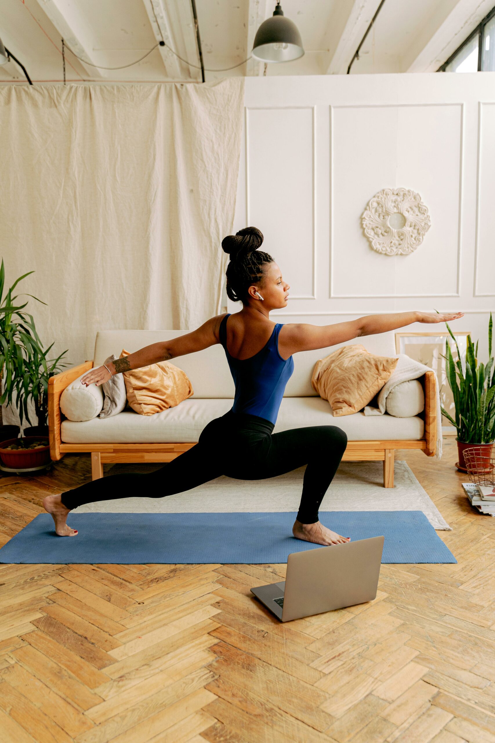 Professeure de yoga réalisant une posture de fente dans un studio de yoga