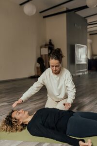 Hypnothérapeute accompagnant une patiente en séance d’hypnose thérapeutique