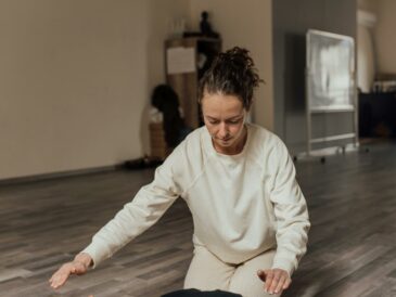 Hypnothérapeute accompagnant une patiente en séance d’hypnose thérapeutique