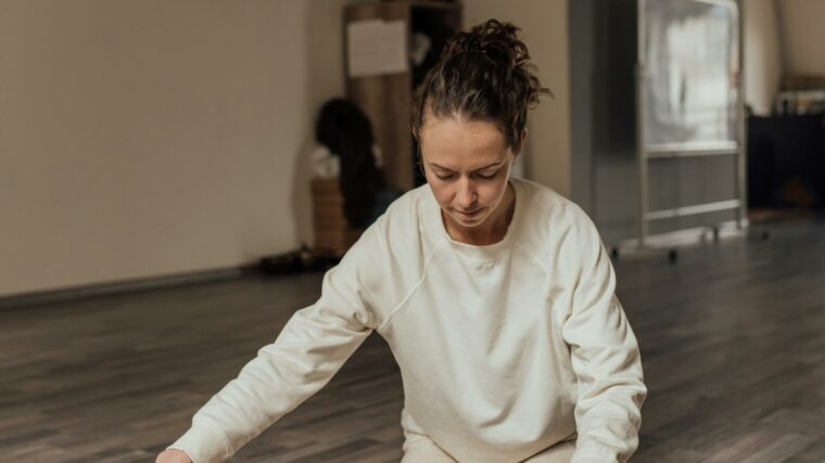 Hypnothérapeute accompagnant une patiente en séance d’hypnose thérapeutique