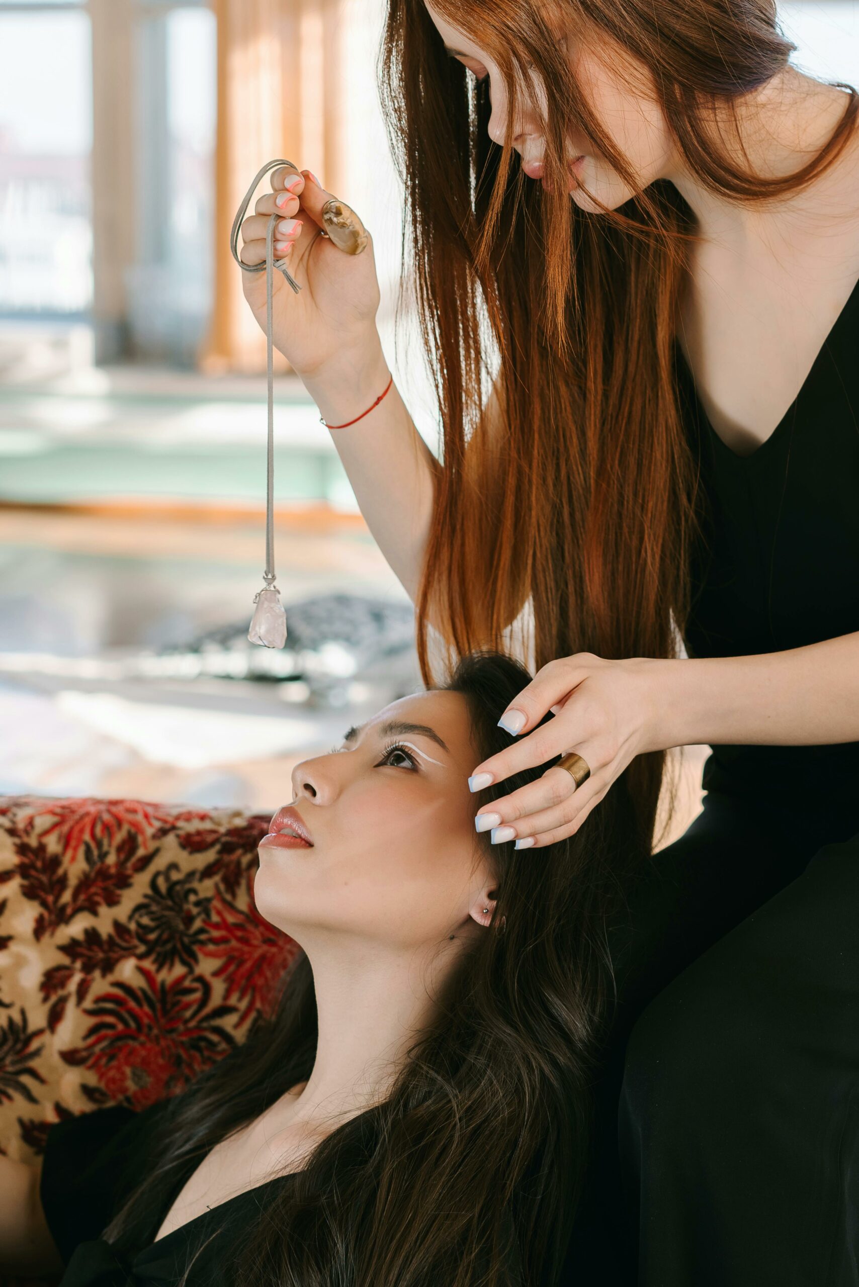 Hypnothérapeute accompagnant une patiente en séance d’hypnose thérapeutique