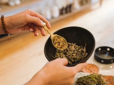 Naturopathe préparant des plantes médicinales lors d’une consultation en cabinet