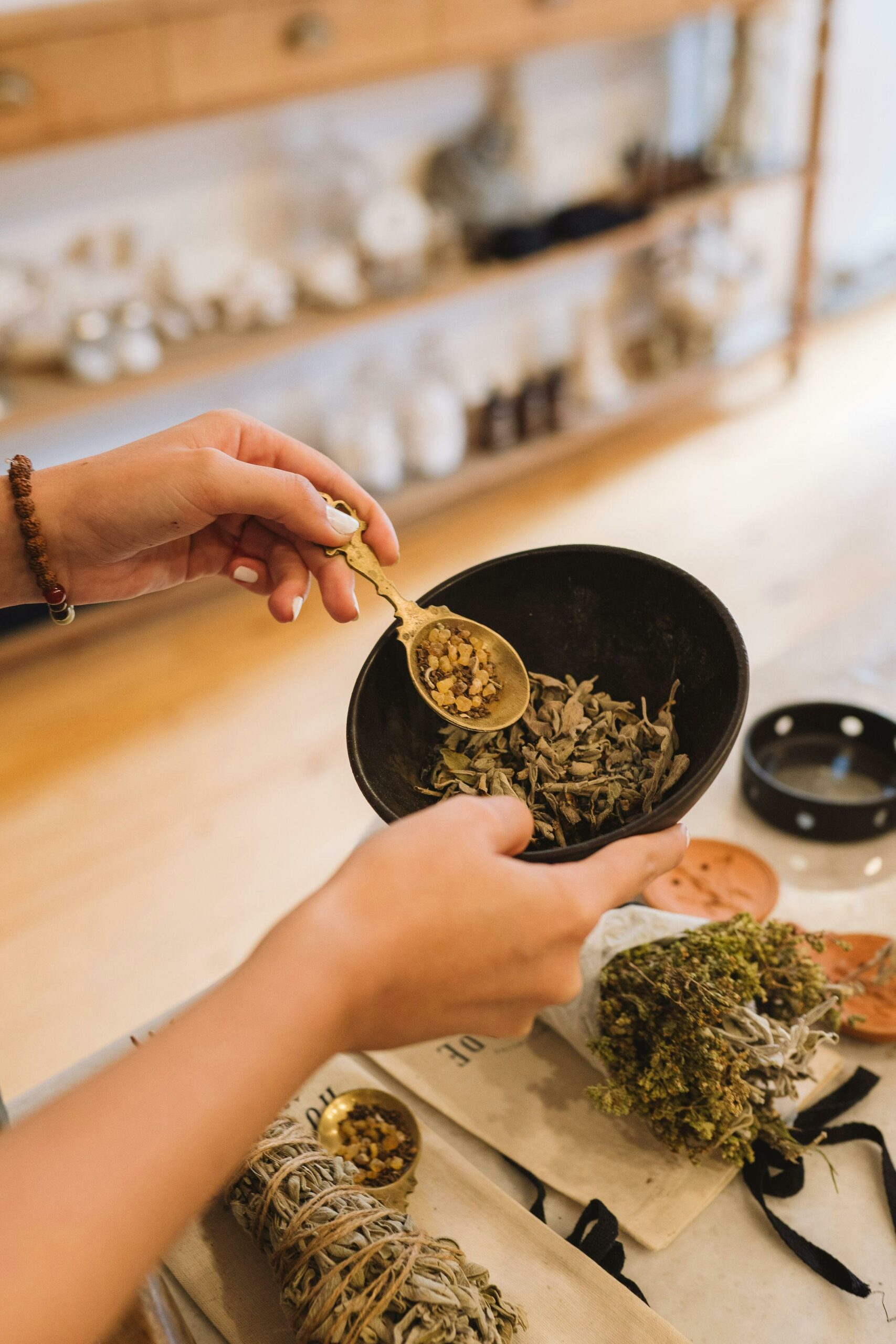 Naturopathe préparant des plantes médicinales lors d’une consultation en cabinet