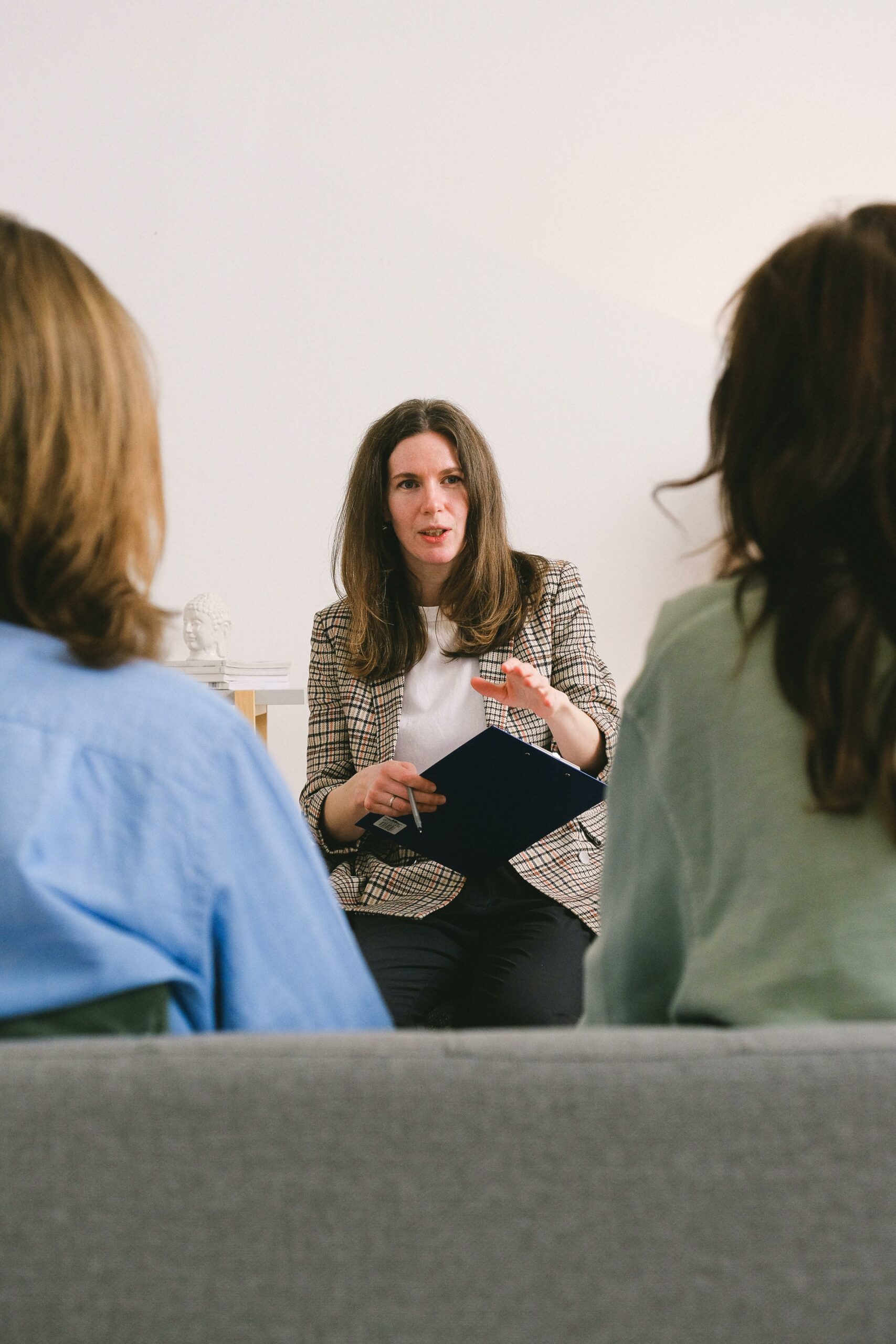 Coach professionnelle animant un atelier de développement personnel devant un groupe