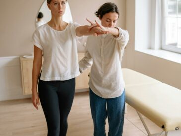 Ergothérapeute accompagnant un patient lors d’exercices de rééducation fonctionnelle