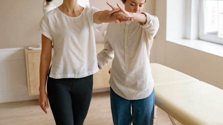 Ergothérapeute accompagnant un patient lors d’exercices de rééducation fonctionnelle