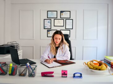 Diététicienne recevant des patients dans son cabinet de consultation nutritionnelle