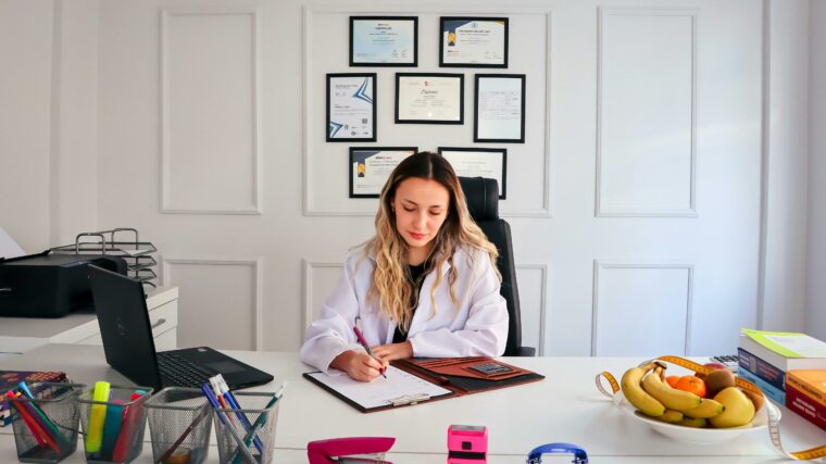 Diététicienne recevant des patients dans son cabinet de consultation nutritionnelle