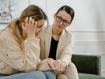 Psychomotricienne accompagnant une patiente lors d’un entretien thérapeutique en cabinet