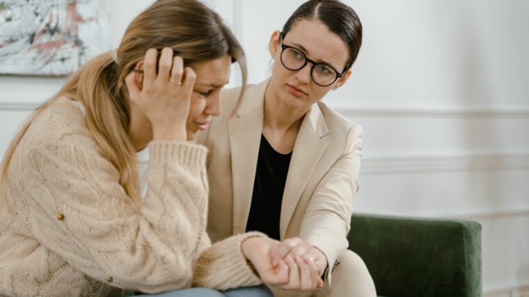 Psychomotricienne accompagnant une patiente lors d’un entretien thérapeutique en cabinet