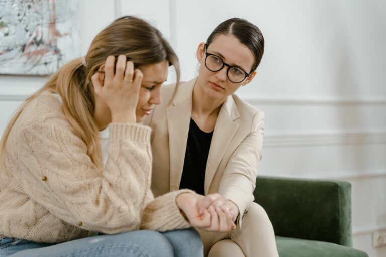 Psychomotricienne accompagnant une patiente lors d’un entretien thérapeutique en cabinet