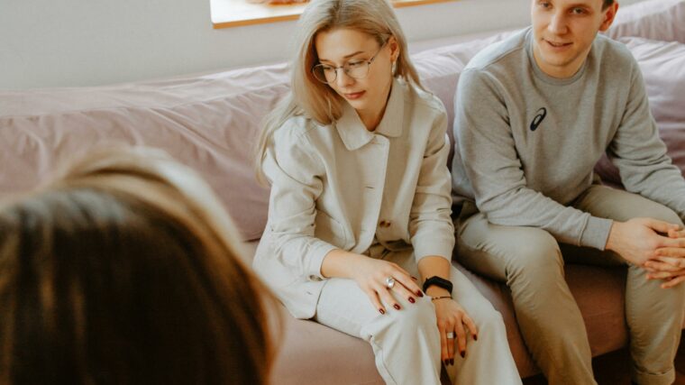 Sexologue recevant un couple en consultation dans un cabinet professionnel
