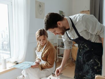 Art-thérapeute accompagnant une participante lors d’un atelier de création artistique