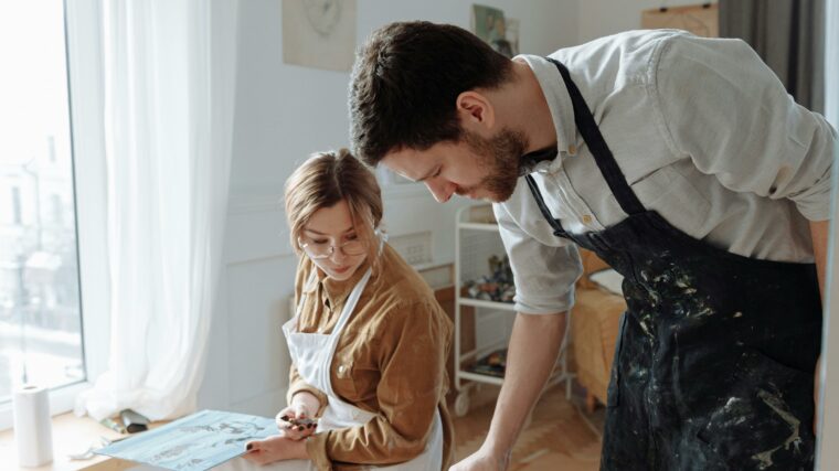 Art-thérapeute accompagnant une participante lors d’un atelier de création artistique