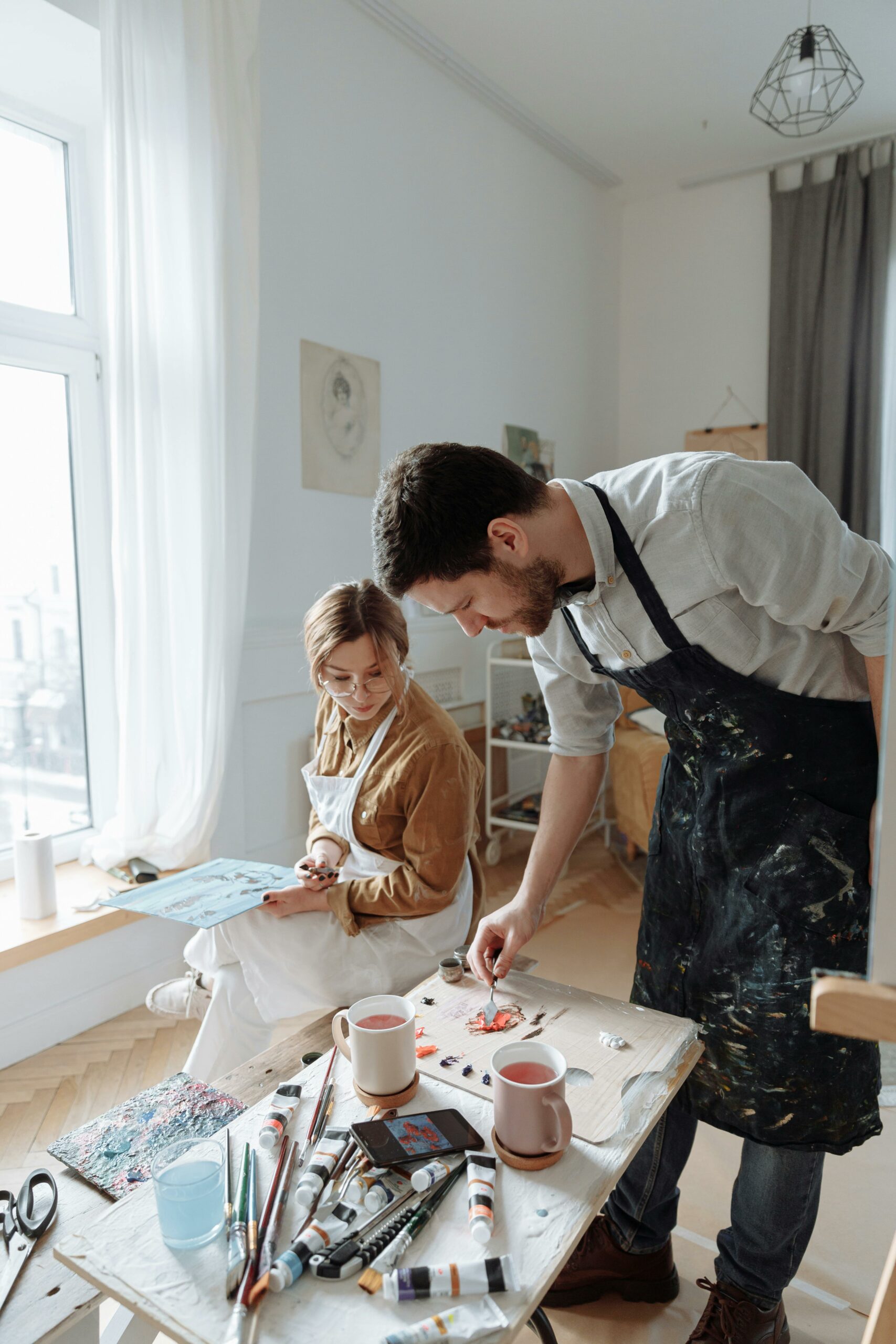 Art-thérapeute accompagnant une participante lors d’un atelier de création artistique