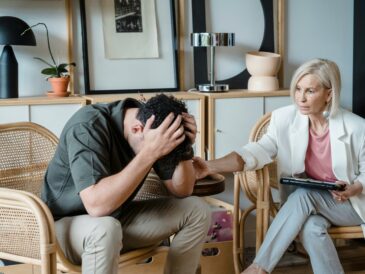 Psychopraticienne accompagnant une personne en difficulté émotionnelle lors d’une consultation