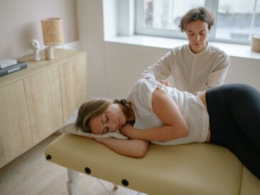 Chiropracteure réalisant une séance de soins manuels avec une patiente en cabinet