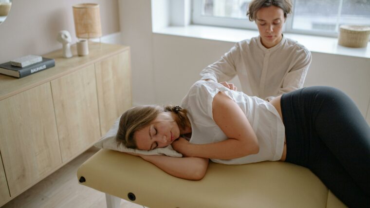 Chiropracteure réalisant une séance de soins manuels avec une patiente en cabinet