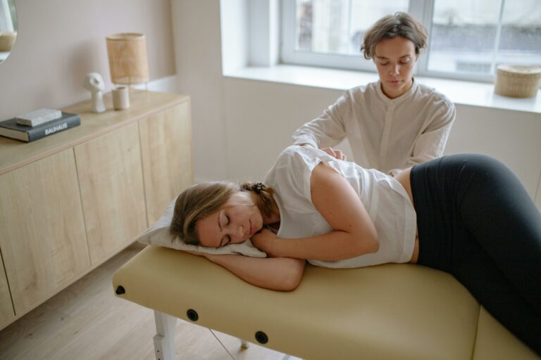 Chiropracteure réalisant une séance de soins manuels avec une patiente en cabinet